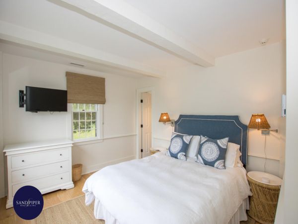Cape Cod Home 995380