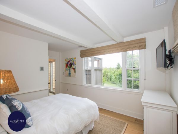 Cape Cod Home 995380