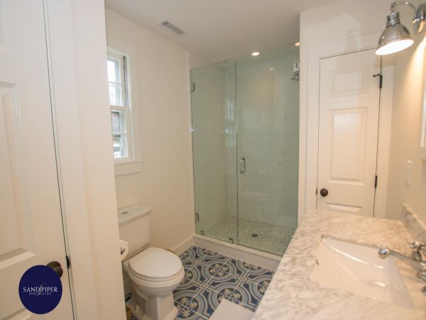Cape Cod Home 995380
