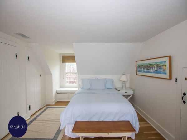 Cape Cod Home 995380