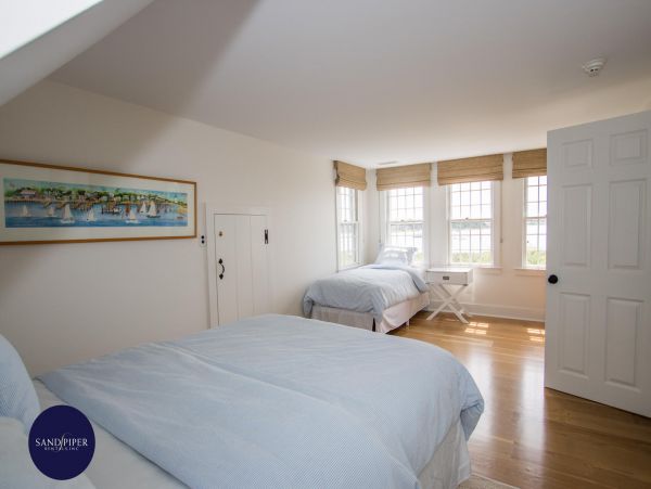 Cape Cod Home 995380