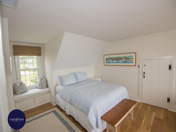 Cape Cod Home 995380