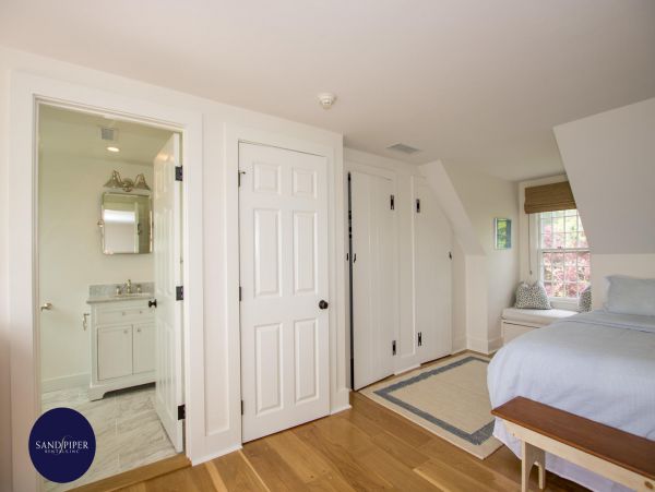 Cape Cod Home 995380