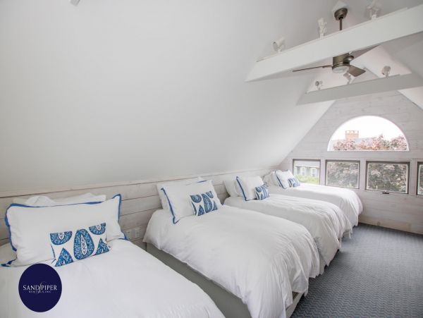 Cape Cod Home 995380