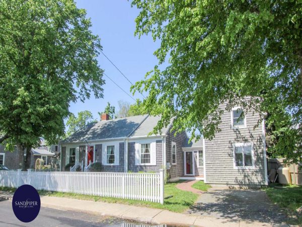 Cape Cod Home 995382