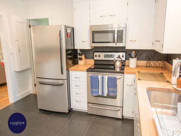 Cape Cod Home 995382