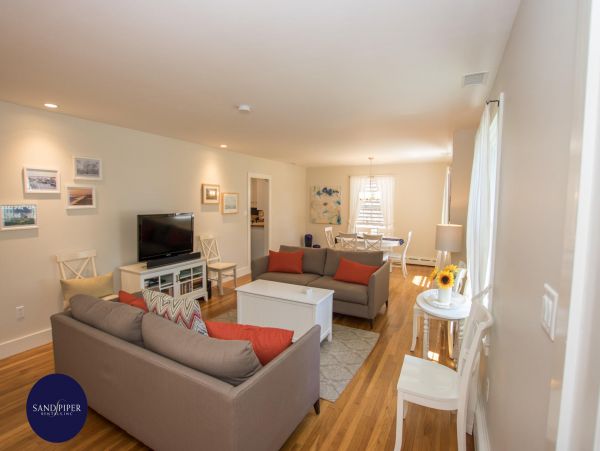 Cape Cod Home 995382