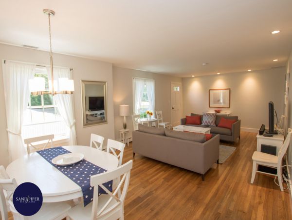 Cape Cod Home 995382