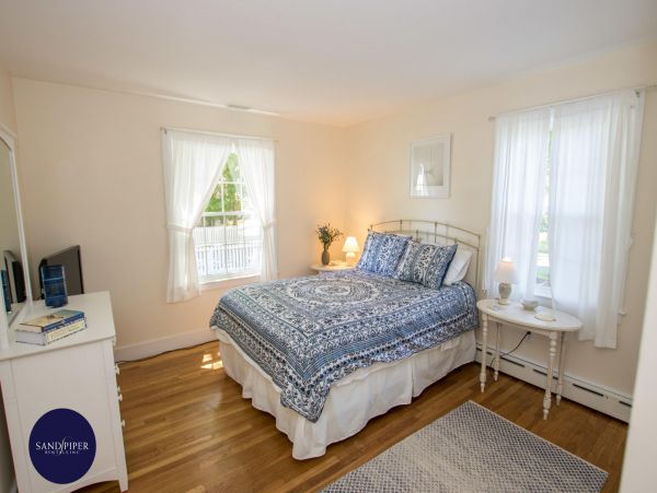 Cape Cod Home 995382
