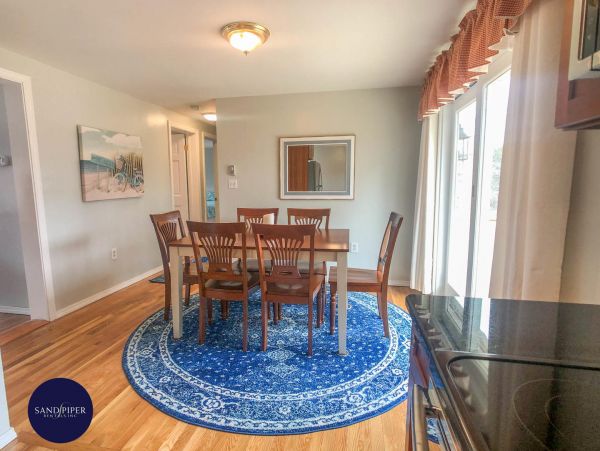Cape Cod Home 995383