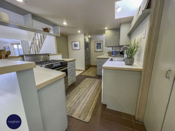Cape Cod Home 995384