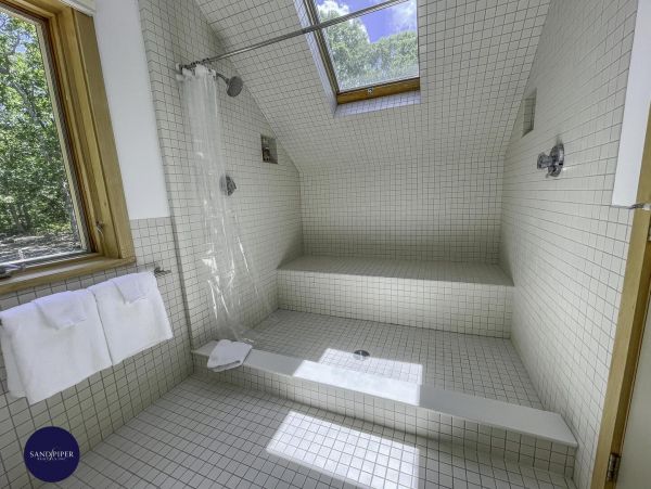 Cape Cod Home 995384