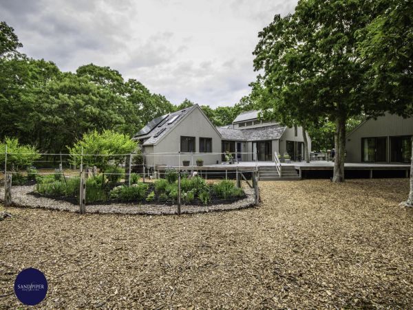 Cape Cod Home 995384