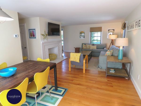 Cape Cod Home 995385