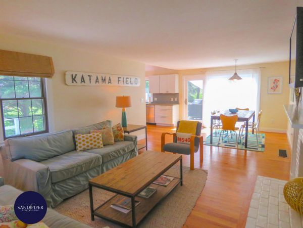 Cape Cod Home 995385