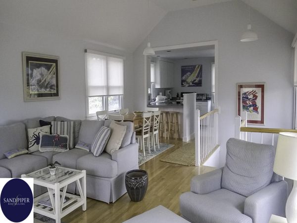 Cape Cod Home 995386