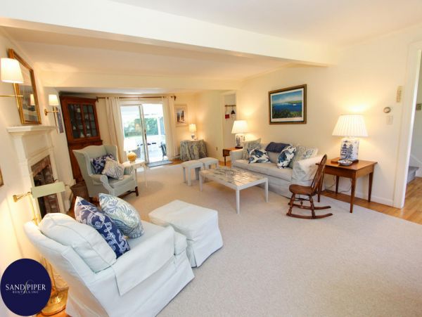 Cape Cod Home 995387