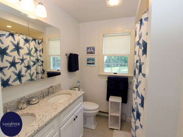Cape Cod Home 995387
