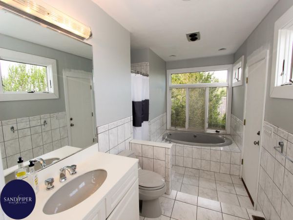 Cape Cod Home 995390