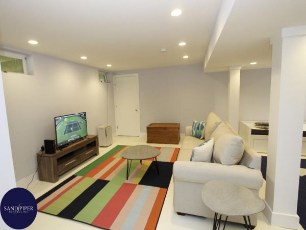 Cape Cod Home 995390