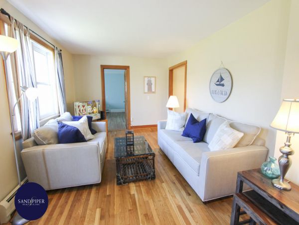 Cape Cod Home 995392