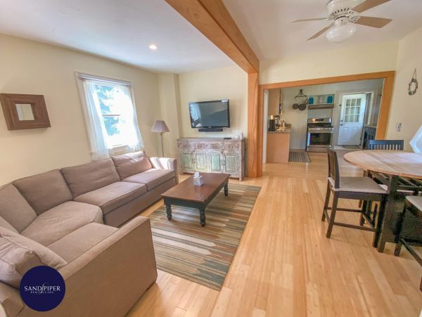 Cape Cod Home 995393