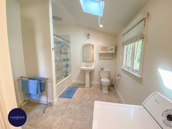 Cape Cod Home 995393