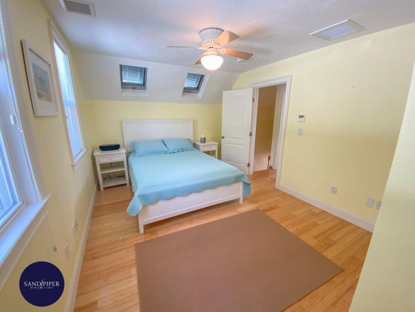 Cape Cod Home 995393