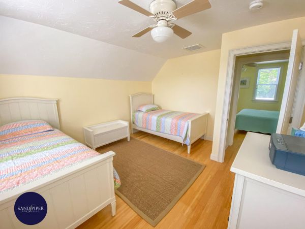 Cape Cod Home 995393