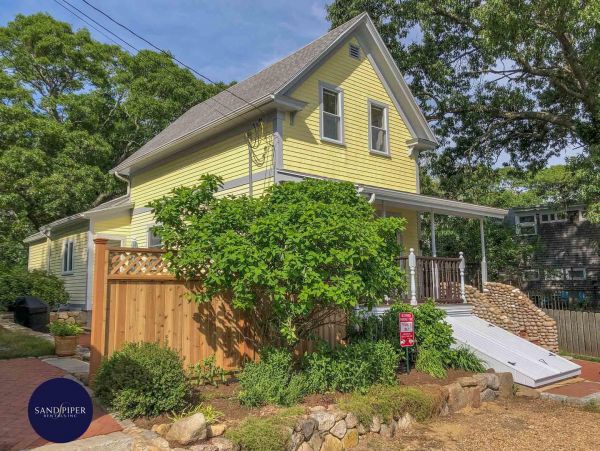 Cape Cod Home 995393