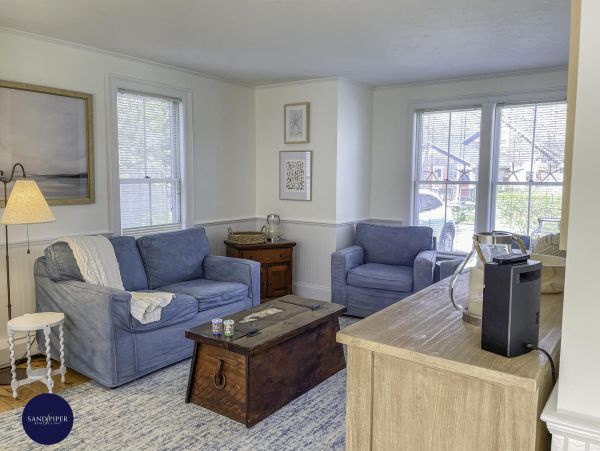 Cape Cod Home 995394