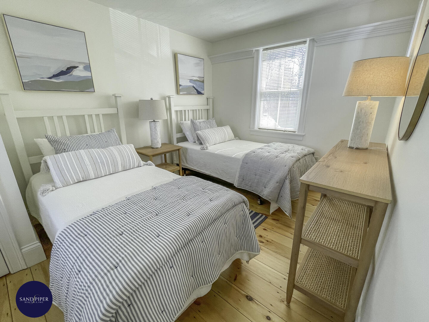 Cape Cod Home 995394