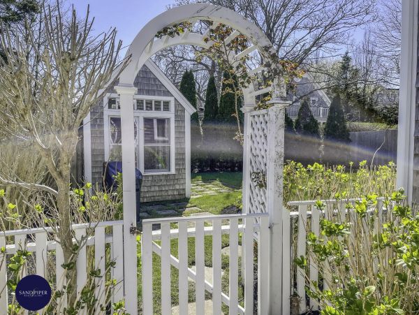 Cape Cod Home 995394