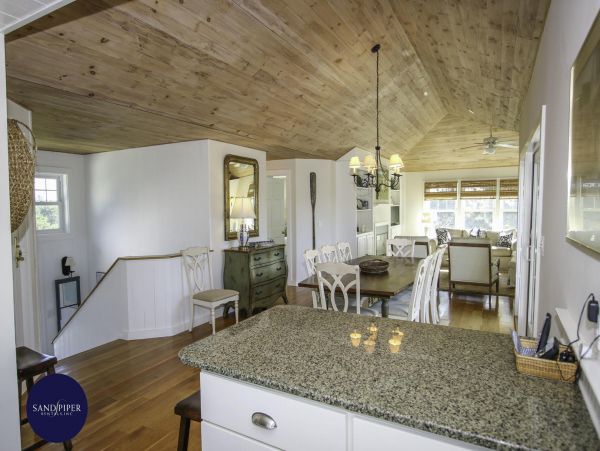 Cape Cod Home 995395