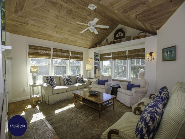 Cape Cod Home 995395