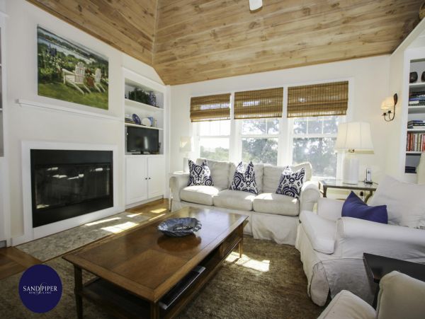 Cape Cod Home 995395