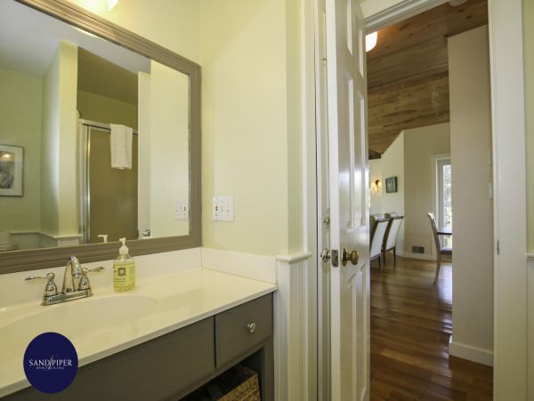 Cape Cod Home 995395