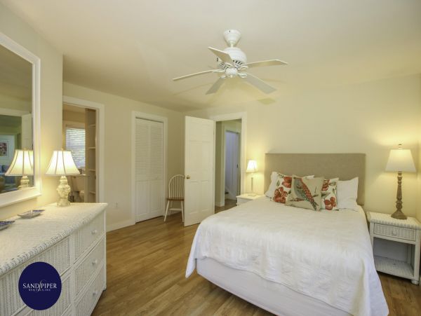 Cape Cod Home 995395