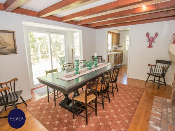 Cape Cod Home 995396