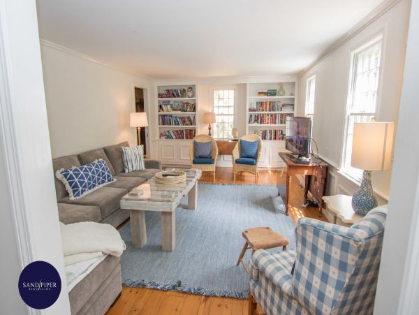 Cape Cod Home 995396