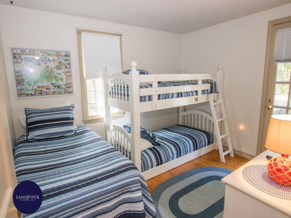 Cape Cod Home 995396