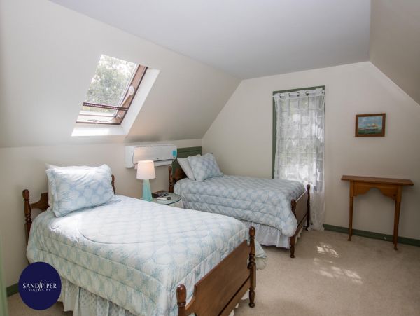 Cape Cod Home 995396