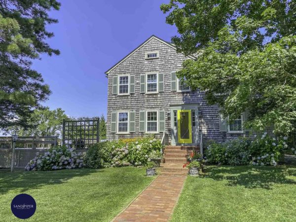 Cape Cod Home 995400