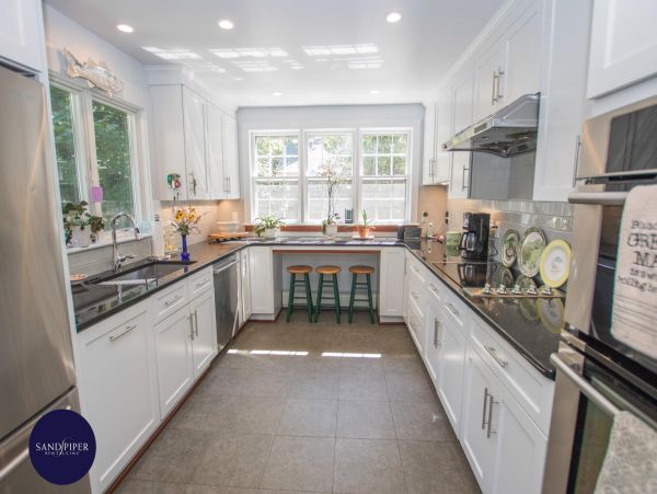 Cape Cod Home 995400