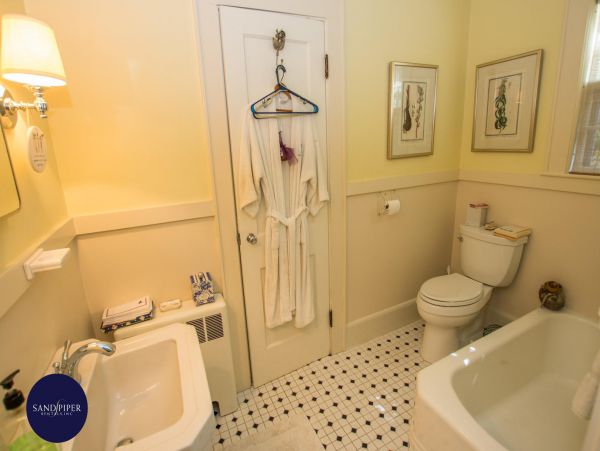 Cape Cod Home 995400