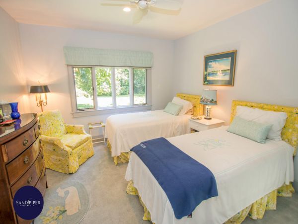 Cape Cod Home 995400