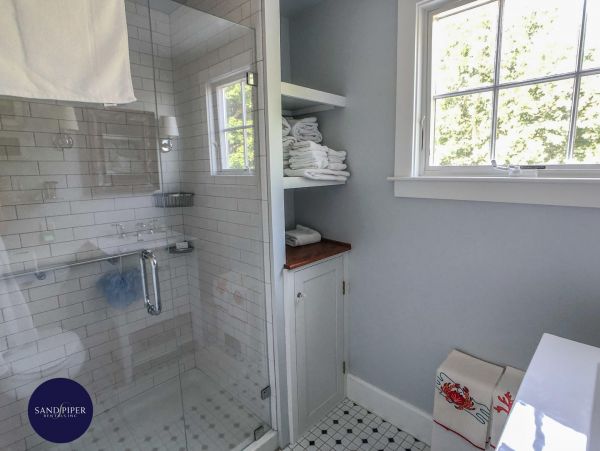 Cape Cod Home 995400