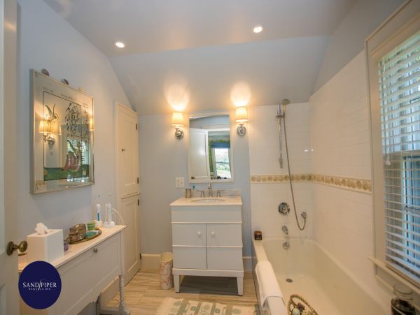 Cape Cod Home 995400