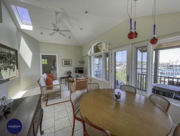 Cape Cod Home 995403