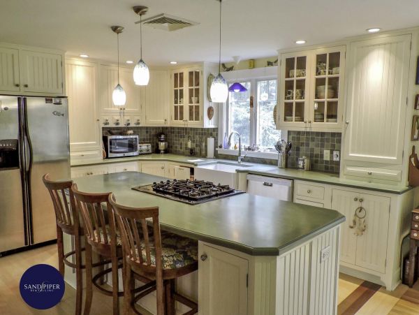 Cape Cod Home 995406